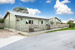 Sleeps6- Hot Tub- Pet Friendly- Log Burner