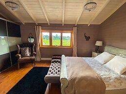 Sleeps6- Hot Tub- Pet Friendly- Log Burner