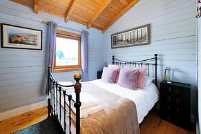 Sleeps6- Hot Tub- Pet Friendly- Log Burner