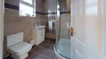 Charming 5-bed House in Romford