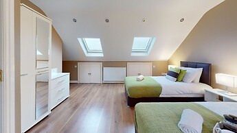 Charming 5-bed House in Romford