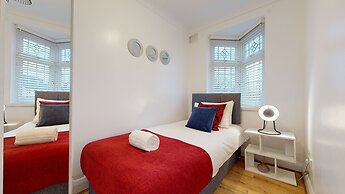 Charming 5-bed House in Romford