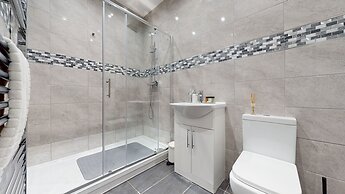 Charming 5-bed House in Romford