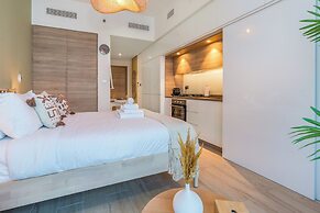 Stunning Apt Marina view with Balcony