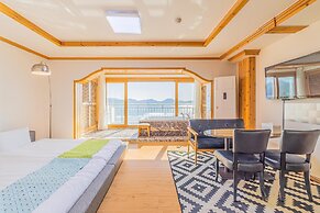 Geoje Daesan Oceanview Spa Pension