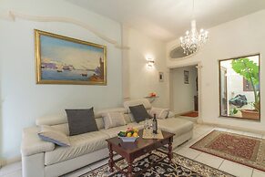 Well Located Townhouse & Courtyard Kalka