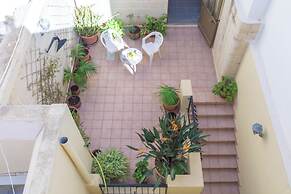 Well Located Townhouse & Courtyard Kalka