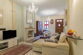 Well Located Townhouse & Courtyard Kalka
