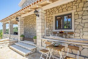 Luxury Villa Irida