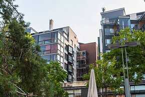2ndhomes Deluxe Studio w Sauna & Balcony
