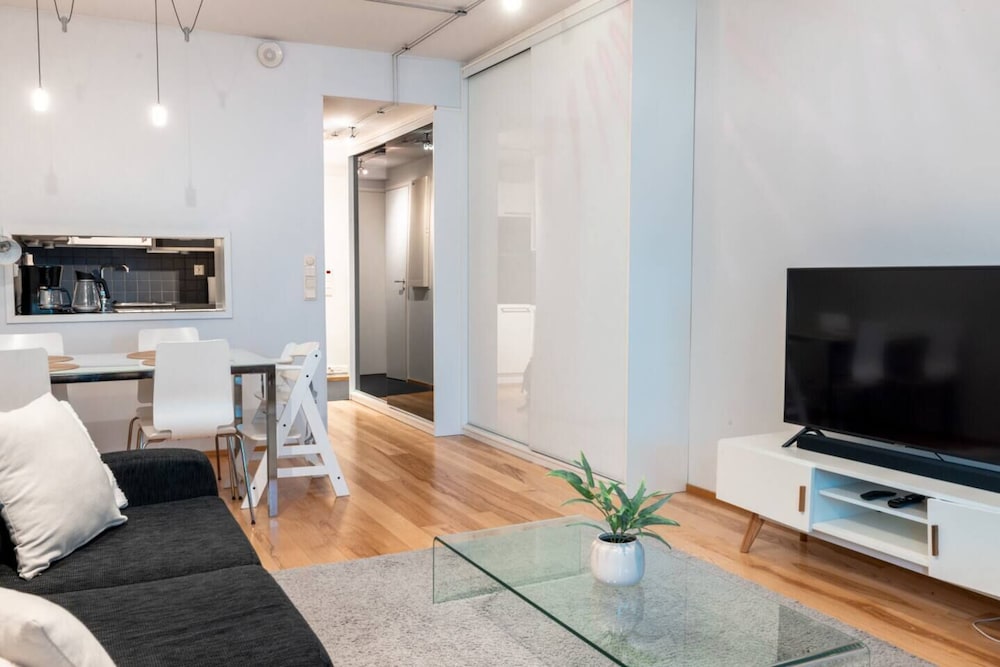 2ndhomes Deluxe Studio w Sauna & Balcony