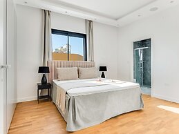 Sanders Crystal 1 - Large 4-bdr Penthouse With Shared Pool