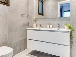 Sanders Crystal 1 - Large 4-bdr Penthouse With Shared Pool