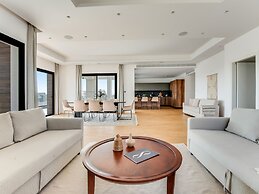 Sanders Crystal 1 - Large 4-bdr Penthouse With Shared Pool