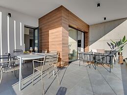 Sanders Crystal 1 - Cute  2-bdr Apt With Shared Pool