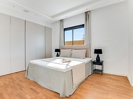 Sanders Crystal 2 - Petite 2-bdr Apt With Shared Rooftop