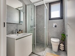 Sanders Crystal 2 - Petite 2-bdr Apt With Shared Rooftop
