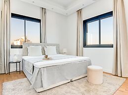 Sanders Crystal 2 - Petite 2-bdr Apt With Shared Rooftop