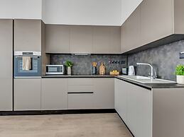 Sanders Crystal 2 - Petite 2-bdr Apt With Shared Rooftop
