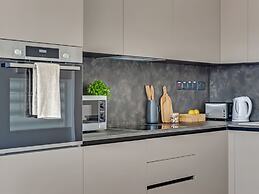 Sanders Crystal 2 - Petite 2-bdr Apt With Shared Rooftop