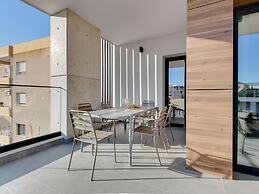 Sanders Crystal 1 - Delightful 2-bdr Apt With Shared Pool