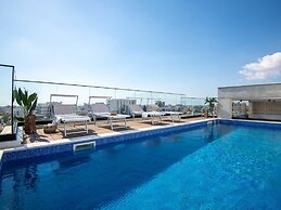 Sanders Crystal 1 - Delightful 2-bdr Apt With Shared Pool