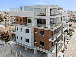 Sanders Crystal 1 Pleasant 3-bdr Apt With Shared Pool