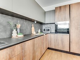 Sanders Crystal 1 Pleasant 3-bdr Apt With Shared Pool