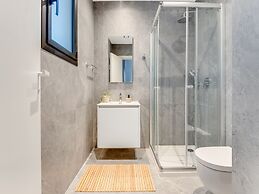 Sanders Crystal 1 Pleasant 3-bdr Apt With Shared Pool