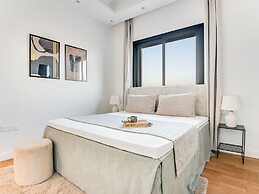 Sanders Crystal 1 Pleasant 3-bdr Apt With Shared Pool