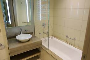 Fully Furnished 3 Bedroom in Paramount Prime Location Spacious Layout