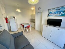 Flat With Private Garden by the sea