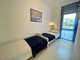 Flat With Private Garden by the sea