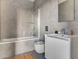 Sanders Crystal 2 - Dreamy 3-bdr. Apt. With Shared Rooftop