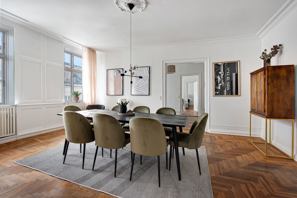 Square - Spacious 6-bdr Apt Near Nyhavn