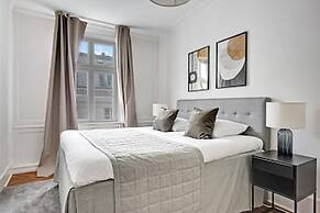 Square - Spacious 6-bdr Apt Near Nyhavn