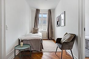 Square - Spacious 6-bdr Apt Near Nyhavn