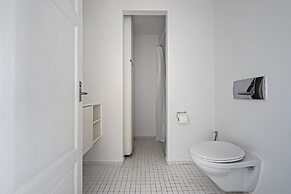 Square - Spacious 6-bdr Apt Near Nyhavn