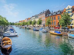Square - Spacious 6-bdr Apt Near Nyhavn