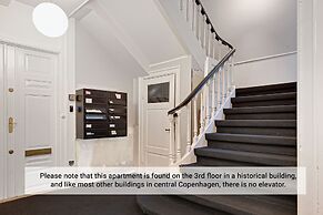 Square - Spacious 6-bdr Apt Near Nyhavn