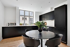 Square - Spacious 6-bdr Apt Near Nyhavn