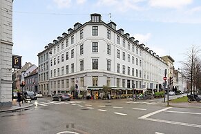 Square - Spacious 6-bdr Apt Near Nyhavn