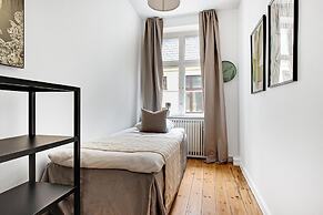 Square - Spacious 6-bdr Apt Near Nyhavn