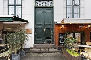 Square - Spacious 6-bdr Apt Near Nyhavn