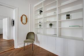 Square - Spacious 6-bdr Apt Near Nyhavn