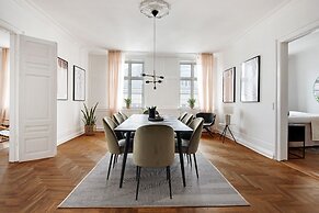 Square - Spacious 6-bdr Apt Near Nyhavn