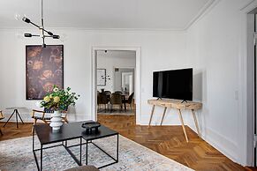 Square - Spacious 6-bdr Apt Near Nyhavn