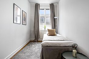 Square - Spacious 6-bdr Apt Near Nyhavn