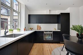 Square - Spacious 6-bdr Apt Near Nyhavn