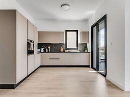 Sanders Crystal 2 - Darling 3-bdr Apt With Shared Rooftop